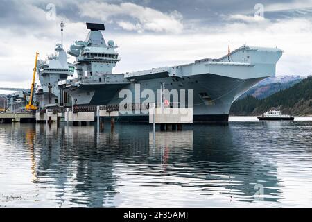 Finnart, Scozia, Regno Unito. 15 marzo 2021. La Royal Navy Aircraft Carrier HMS Queen Elizabeth ormentò a Long Loch a Glenmallan per rifornirsi e munizioni prima degli esercizi navali, parte del gruppo UK Carrier Strike 2021. Iain Masterton/Alamy Live News Foto Stock