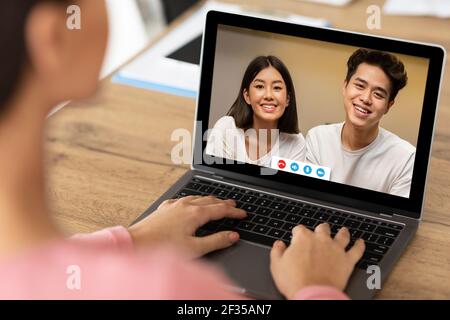 Incontro virtuale con la famiglia, connessione online con la madre durante la quarantena di covid-19 Foto Stock