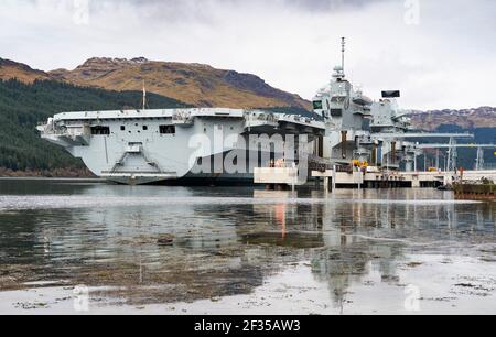 Finnart, Scozia, Regno Unito. 15 marzo 2021. La Royal Navy Aircraft Carrier HMS Queen Elizabeth ormentò a Long Loch a Glenmallan per rifornirsi e munizioni prima degli esercizi navali, parte del gruppo UK Carrier Strike 2021. Iain Masterton/Alamy Live News Foto Stock