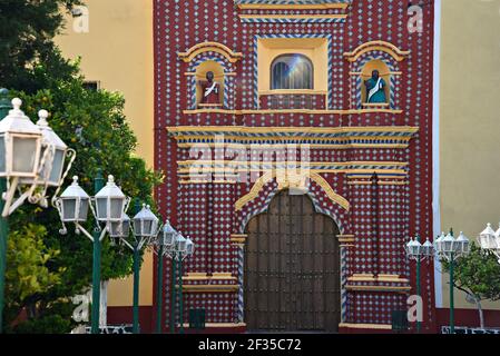 Talavera piastrelle e stucco ocra facciata vista dell'antica chiesa barocca Santa María Tonantzintla a Cholula, Puebla Messico. Foto Stock