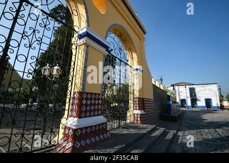 Ingresso ad arco della chiesa barocca Santa María Tonantzintla a Cholula, Puebla Messico. Foto Stock