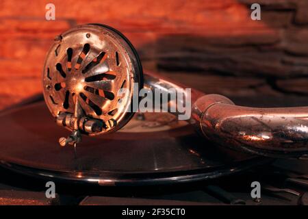 dischi in vinile giradischi gramophone, retrò in polvere sullo sfondo di un muro di pietra, primo piano Foto Stock