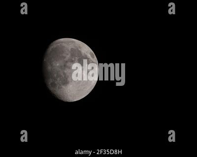 La Luna gibbosa che svaneva nel marzo 2020 mostra crateri, Tycho, Aristarco e Copernico. Foto Stock