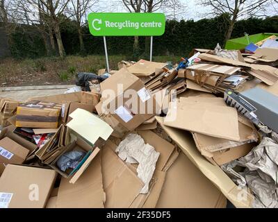 Scatole di cartone di fronte a un cartello del centro di riciclaggio in un parcheggio supermercato nel sud-ovest di Londra. Data immagine: Domenica 14 marzo 2021. Foto Stock