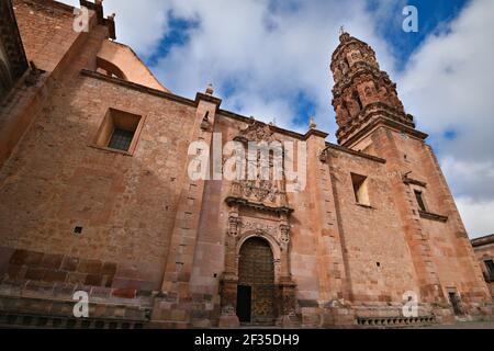 Vista panoramica in pietra scolpita sulla facciata della Basilica Cattedrale in stile barocco di nostra Signora dell'Assunzione, a Zacatecas Messico. Foto Stock