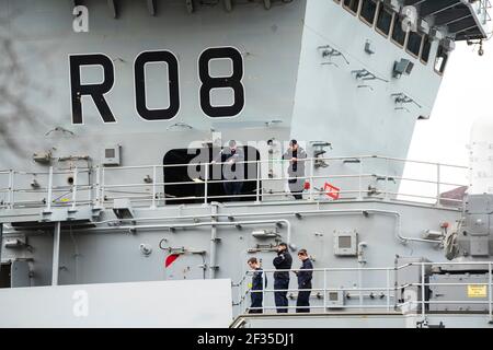 Finnart, Scozia, Regno Unito. 15 marzo 2021. La Royal Navy Aircraft Carrier HMS Queen Elizabeth ormentò a Long Loch a Glenmallon per rifornirsi e munizioni prima degli esercizi navali, parte del gruppo UK Carrier Strike 2021. Iain Masterton/Alamy Live News Foto Stock