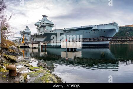 Finnart, Scozia, Regno Unito. 15 marzo 2021. La Royal Navy Aircraft Carrier HMS Queen Elizabeth ormentò a Long Loch a Glenmallon per rifornirsi e munizioni prima degli esercizi navali, parte del gruppo UK Carrier Strike 2021. Iain Masterton/Alamy Live News Foto Stock