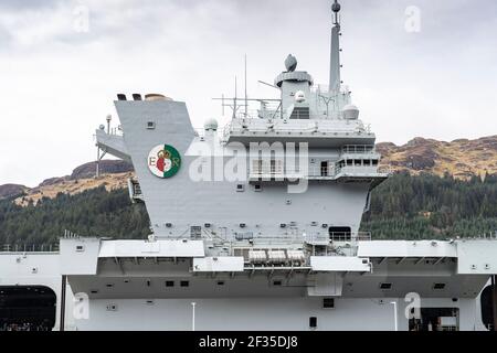 Finnart, Scozia, Regno Unito. 15 marzo 2021. La Royal Navy Aircraft Carrier HMS Queen Elizabeth ormentò a Long Loch a Glenmallon per rifornirsi e munizioni prima degli esercizi navali, parte del gruppo UK Carrier Strike 2021. Iain Masterton/Alamy Live News Foto Stock