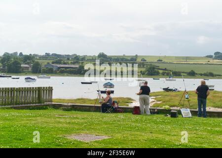 Artisti che dipingano le barche ormeggiate sul fiume Aln, Alnmouth, villaggio costiero, Northumberland, Inghilterra, Foto Stock
