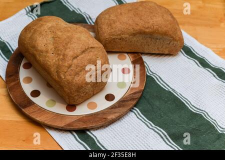 Pane appena sfornato in casa, preparato con ingredienti naturali biologici Foto Stock