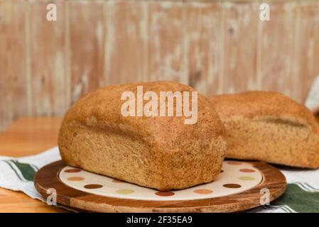 Pane appena sfornato in casa, preparato con ingredienti naturali biologici Foto Stock