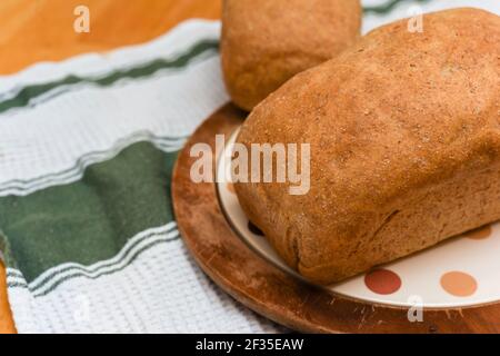 Pane appena sfornato in casa, preparato con ingredienti naturali biologici Foto Stock