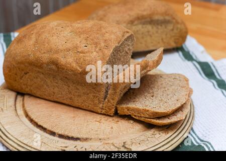 Pane appena sfornato in casa, preparato con ingredienti naturali biologici Foto Stock