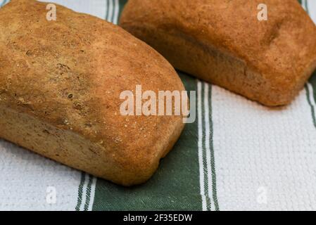 Pane appena sfornato in casa, preparato con ingredienti naturali biologici Foto Stock