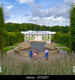 La gente ammira la vista del Pavilion Cafe dalla cima della Grand Cascade, Alnwick Garden è una popolare attrazione turistica, Alnwick, Northumberland Foto Stock