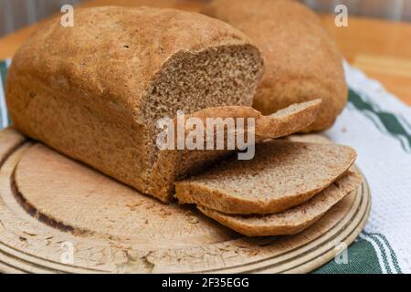 Pane appena sfornato in casa, preparato con ingredienti naturali biologici Foto Stock