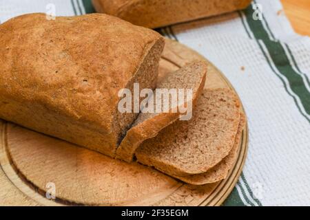 Pane appena sfornato in casa, preparato con ingredienti naturali biologici Foto Stock
