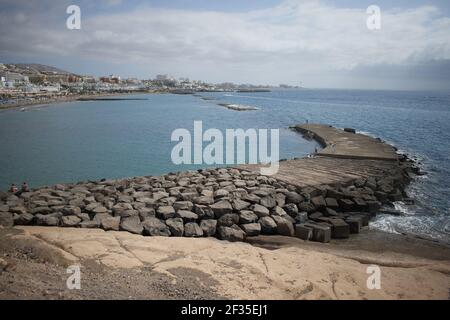 Pescatori che pescano il pesce nell'oceano Foto Stock