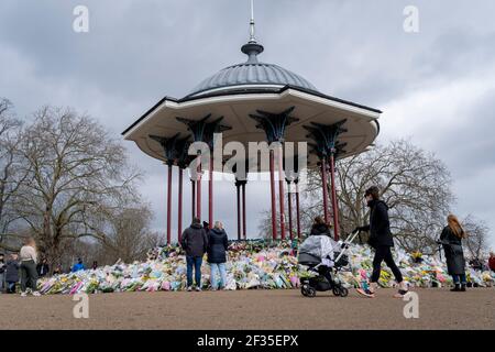 Bouquet di fiori sono lasciati alla tribuna di Clapham Common per la donna assassinata Sarah Everard il 15 marzo 2021, a Londra, Regno Unito. Il bandstand Clapham Common è stato la scena di sabato per una veglia notturna da parte delle donne londinesi, ma è stato rotto a causa delle restrizioni del governo Covid. Foto Stock