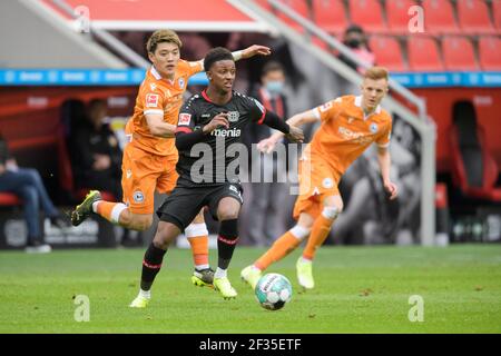 Demarai GRIGIO (LEV) in duelli contro Ritsu DOAN l. (BI), azione. Calcio 1 Bundesliga, 25° giorno, Bayer 04 Leverkusen (LEV) - Arminia Bielefeld (BI) 1: 2, il 14 marzo 2021 a Leverkusen/Germania. ¬ | utilizzo in tutto il mondo Foto Stock