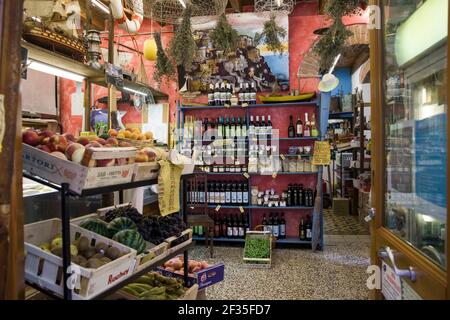 Italia, Liguria: Prodotti regionali in un negozio grocerÕs nel villaggio di Corniglia, nel Parco Nazionale delle cinque Terre, Patrimonio dell'Umanità dell'UNESCO Foto Stock