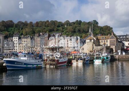 Honfleur (Normandia, Francia nord-occidentale): Il porto di pesca con, sullo sfondo, edifici lungo la banchina Òquai Sainte-CatherineÓ e costruzione cal Foto Stock