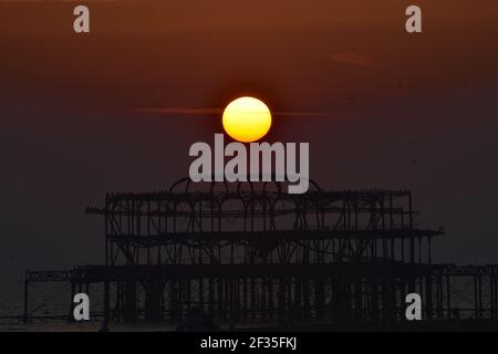 Resti derelict di Brighton e molo ovest di Hove Foto Stock