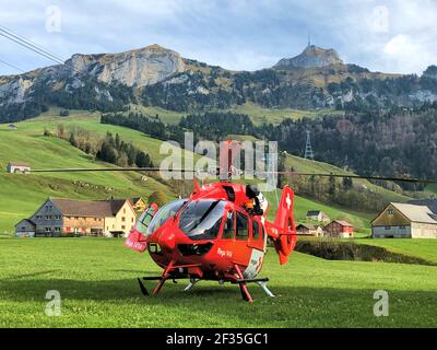 Elicottero Rega Ambulance nelle alpi di Schwende in Svizzera 27.10.2019 Foto Stock