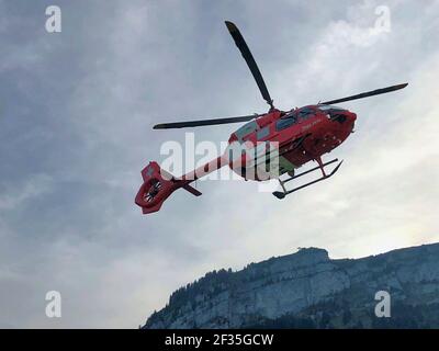 Elicottero Rega Ambulance nelle alpi di Schwende in Svizzera 27.10.2019 Foto Stock