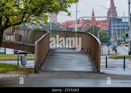 Wroclaw, Polonia - 23 2020 maggio: Ingresso al ponte pedonale su via Legnicka Foto Stock
