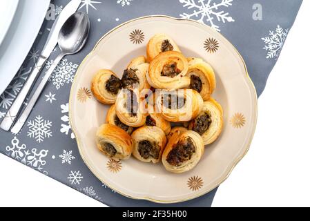 Tortine dorate cotte in una torta adagiata su un tavolo di vacanza su un piatto, isolato su uno sfondo bianco con un tracciato di ritaglio, vista dall'alto. Foto Stock