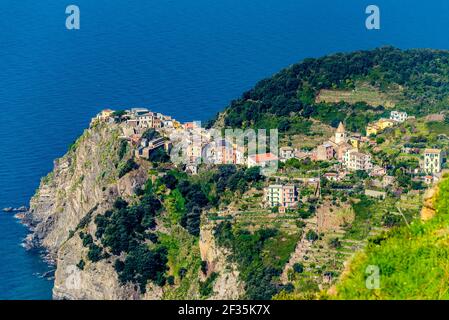 Vista aerea del piccolo villaggio di Corniglia situato su ripida scogliera di mare. Parco Nazionale delle cinque Terre, Liguria, Italia. Foto Stock