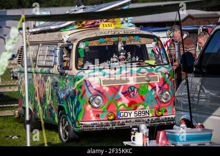 Megan aus Großbritannien hat seinen VW Bus T2 aus den 70er Jahren in Gesamtkunstwerk verwandelt. Der Schulblauf und Verkauf von Dienstleistungen Foto Stock