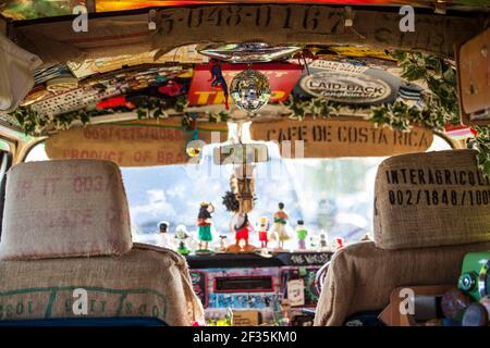 Megan aus Großbritannien hat seinen VW Bus T2 aus den 70er Jahren in Gesamtkunstwerk verwandelt. Der Schulblauf und Verkauf von Dienstleistungen Foto Stock