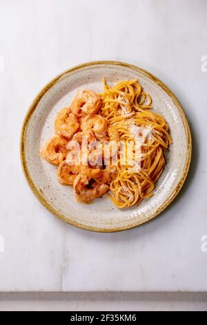 Spaghetti con gamberi in salsa Foto Stock