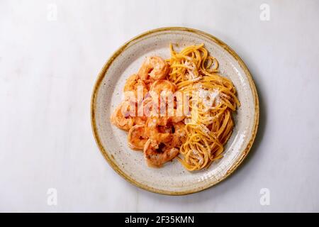 Spaghetti con gamberi in salsa Foto Stock