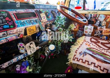 Megan aus Großbritannien hat seinen VW Bus T2 aus den 70er Jahren in Gesamtkunstwerk verwandelt. Der Schulblauf und Verkauf von Dienstleistungen Foto Stock