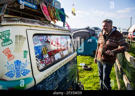 Megan aus Großbritannien hat seinen VW Bus T2 aus den 70er Jahren in Gesamtkunstwerk verwandelt. Der Schulblauf und Verkauf von Dienstleistungen Foto Stock