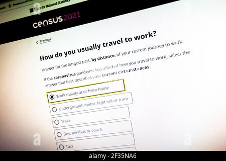 Schermo del computer che mostra le domande sul viaggio al lavoro dal censimento del Regno Unito 2021 organizzato dall'Ufficio per le statistiche nazionali. Foto Stock