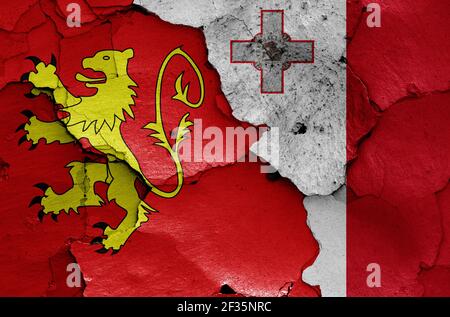 Bandiere di Valletta e Malta dipinte su pareti fessurate Foto Stock