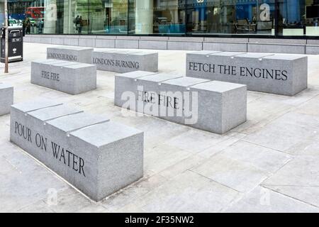 Grandi sedili in pietra di granito e citazioni incise da popolare Poema di Childs sul Grande incendio di Londra situato accanto al Monumento Colonna Londra UK Foto Stock