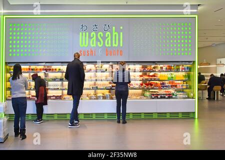 Persone e interni design Wasabi sushi bento fast food ristorante Snack bar self-service e piatti giapponesi da portare via refrigerati Espositore Londra UK Foto Stock