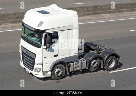 Vista anteriore e laterale cabina bianca marchio DAF pulito assale posteriore doppio prime mover per unità motrice semi-motrice solo L'economia dei camion uno pneumatico è aumentata sull'autostrada del Regno Unito Foto Stock