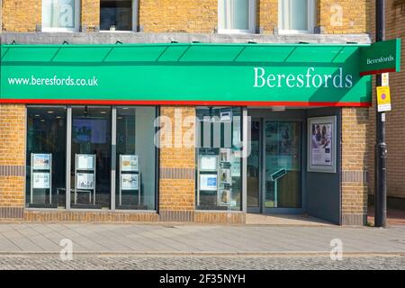 Ufficio e branding Beresfords Brentwood High Street sede della filiale Della più grande azienda di agente immobiliare indipendente di proprietà della famiglia in Essex Inghilterra Regno Unito Foto Stock