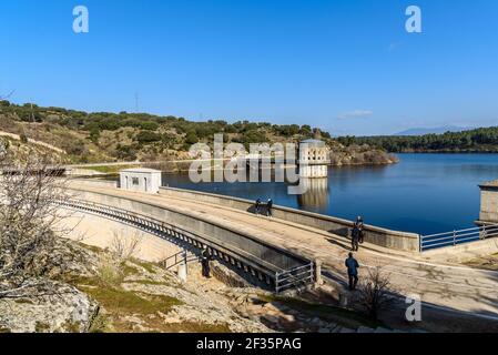 EL BERRUECO, SPAGNA - 28 febbraio 2021: Vista della diga di El Villar una giornata di sole, concetto di energia verde Foto Stock