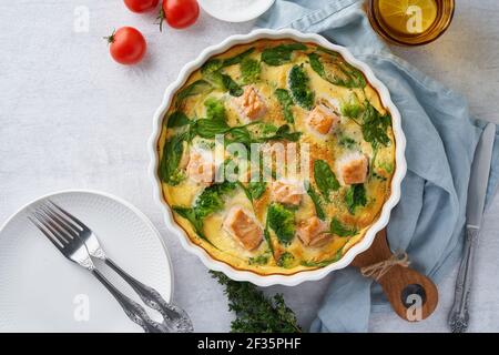 Frittata all'uovo, omelette con salmone, broccoli e spinaci, vista dall'alto, spazio copia Foto Stock