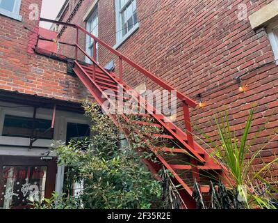 Wayesboro, GA USA - 02 11 21: Vecchio edificio in mattoni facciata vacanza luci vintage scale Foto Stock