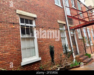 Wayesboro, GA USA - 02 11 21: Vecchio edificio in mattoni facciata vacanza luci vintage in legno finestre Foto Stock