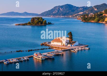 Corfù, Grecia. Pittoresco Monastero di Vlacherna all'alba. Foto Stock