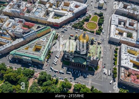 Aero video riprese della Cattedrale di Sant'Isacco e la piazza, panorama della città in un clima soleggiato, il museo Hermitage, Piazza del Palazzo, il fiume Neva Foto Stock